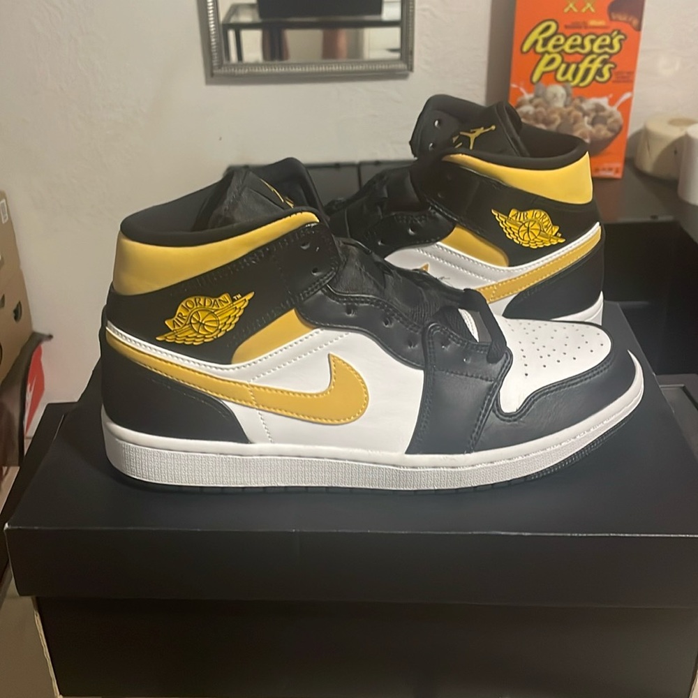AIR JORDAN 1 MIDS SIZE 9.5 MENS WHITE/POLLEN-BLACK